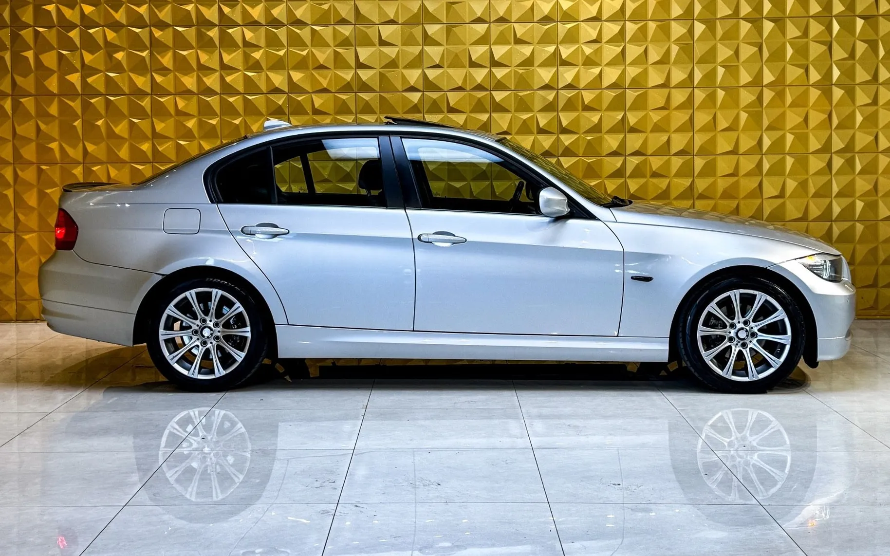 Notranja slika - BMW serija 3: - 318d LCI-STREŠNO OKNO-GRETJE-NAVI-PDC - 11