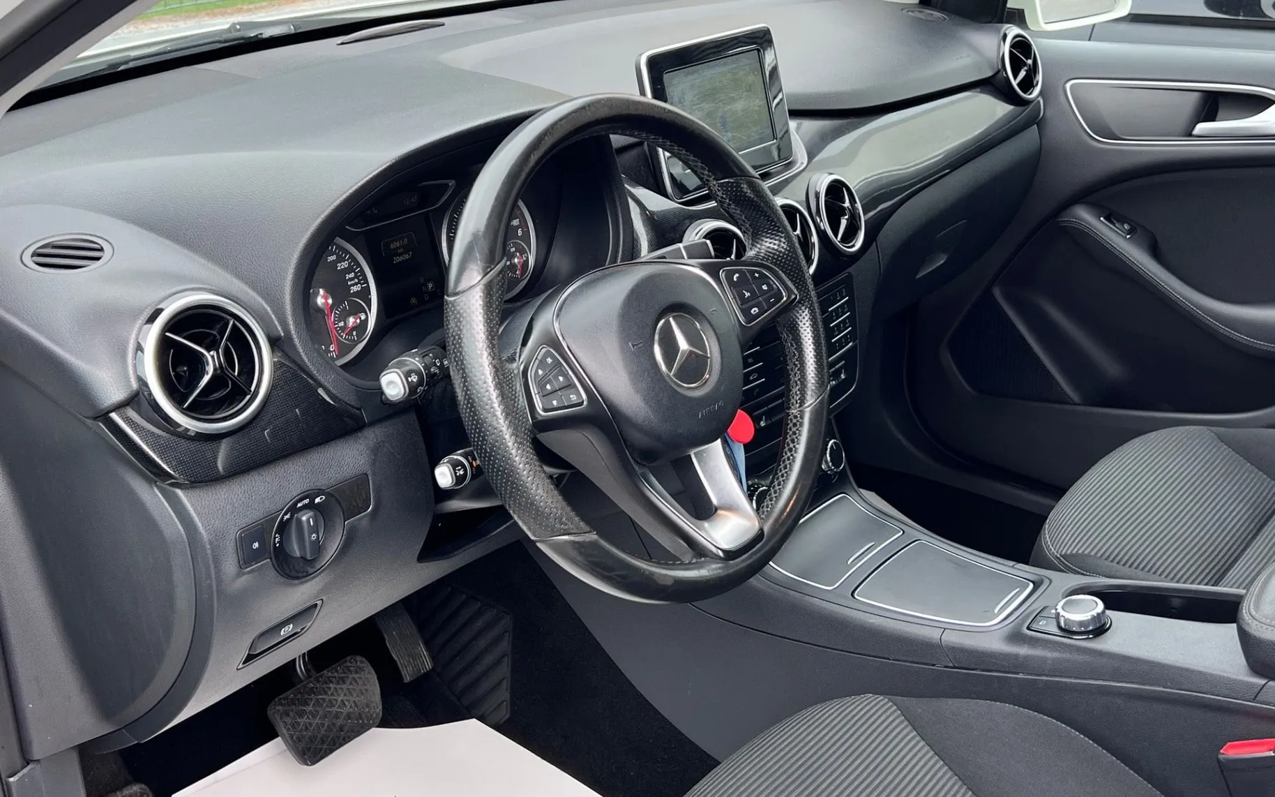 Notranja slika - Mercedes-Benz B-Razred - 200d+NAVI+ACC+F1+ALU+PDC - 10