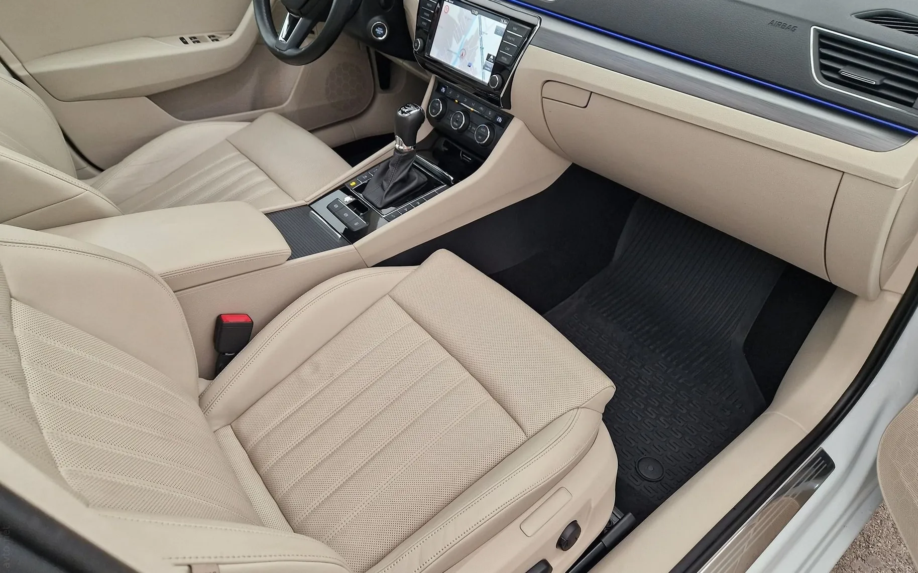Notranja slika - Škoda Superb - 4x4-2.0 TDI-DSG-PANORAMA-360KAM.-USNJE-ACC-F1-18.. - 11