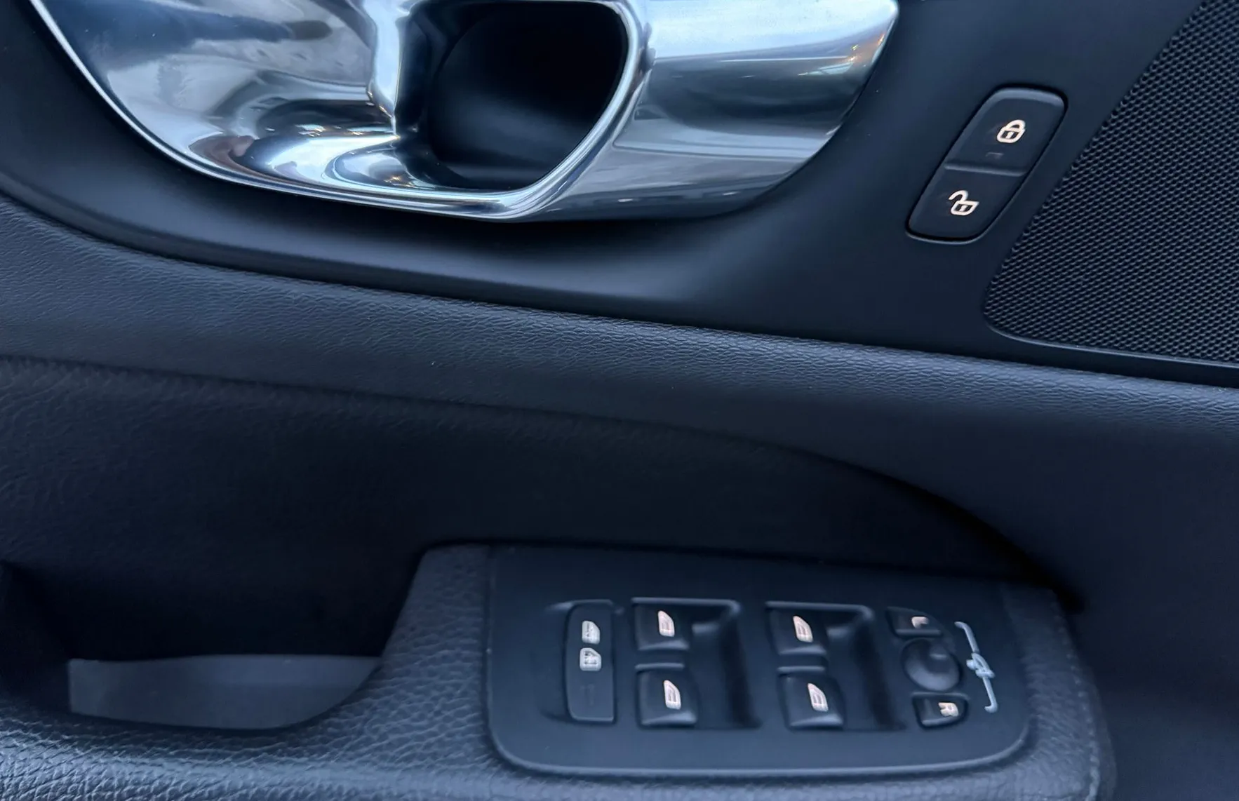 Zunanja slika - Volvo V60 - D4 PANO-FullLED-Usnje-KAM-Mkot-PDC-Gretje-KljukaDE - 31