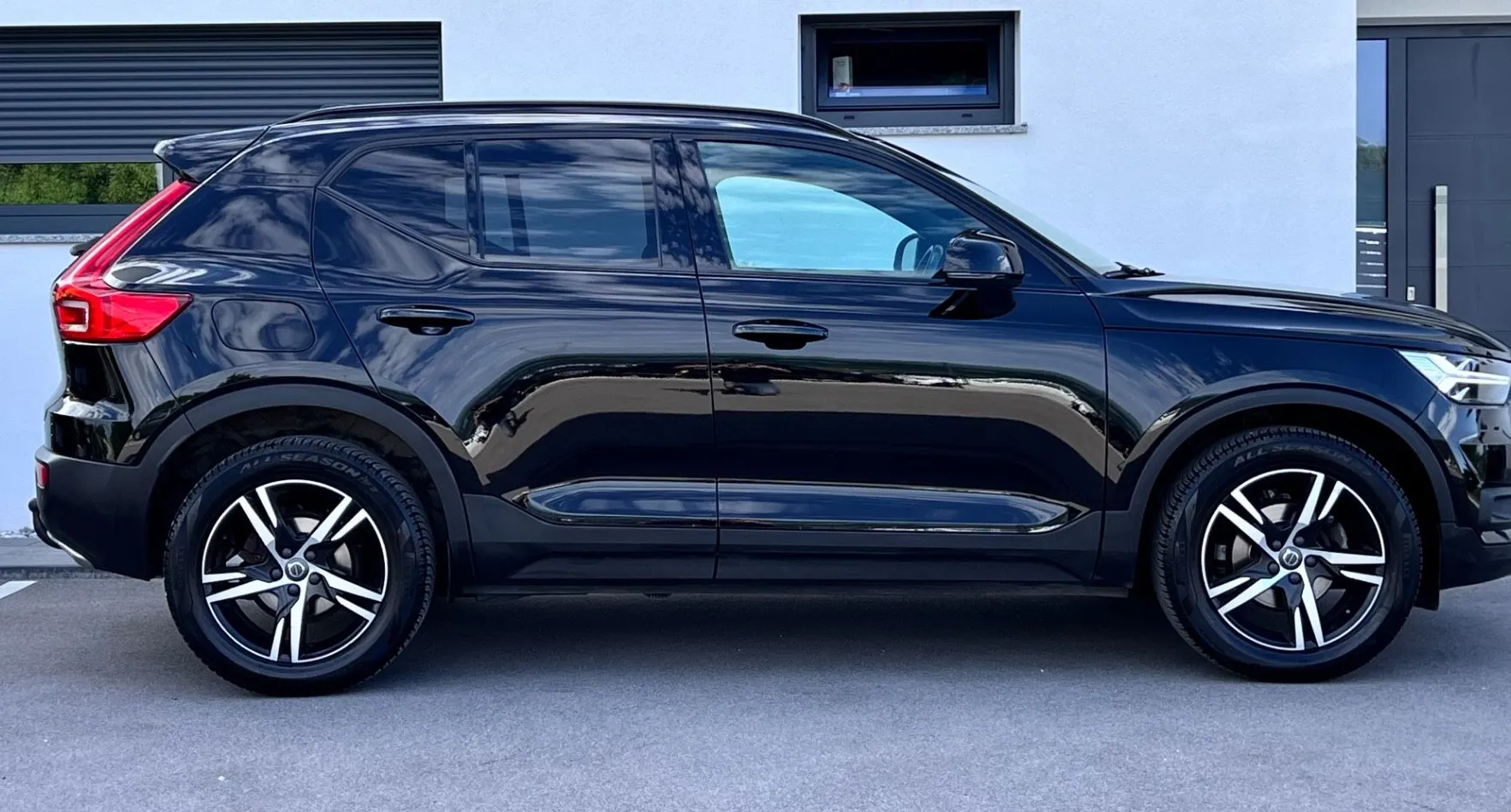 Zunanja slika - Volvo XC40 - T3 R-design+ALU+LED+HI-FI+KLJUKA - 5