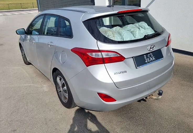 Zunanja slika - Hyundai i30 Wagon - 1.6 CRDi 110 Style  SERVISNA. VZRAT. KAM. - 5