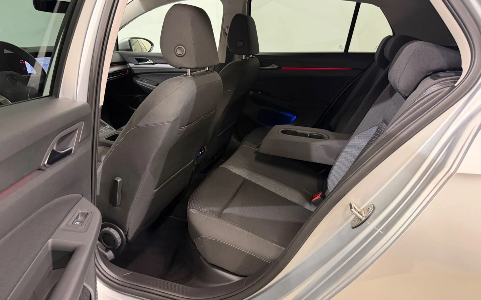 Notranja slika - Volkswagen Golf - 1.5 TSI-VIRTUAL-ACC-KAMERA-NAVI-LED-PDC - 11
