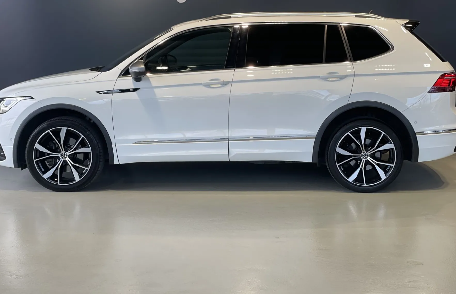Zunanja slika - VW Tiguan Allspace - 4MOT R-LINE HEADUP-KEYLESS-VIRTUAL-360-KLJUKA-NAV - 5