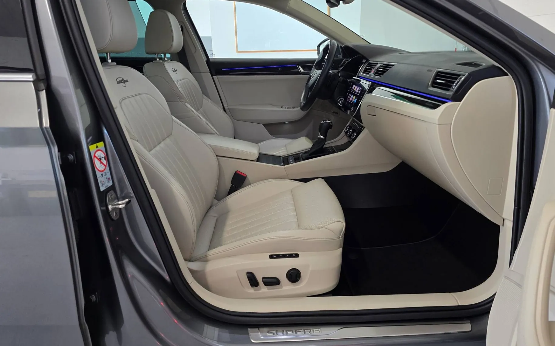 Notranja slika - Škoda Superb - Combi 2.0 TDI L K DSG - Matrix.pano.Canton.DCC.kam - 18