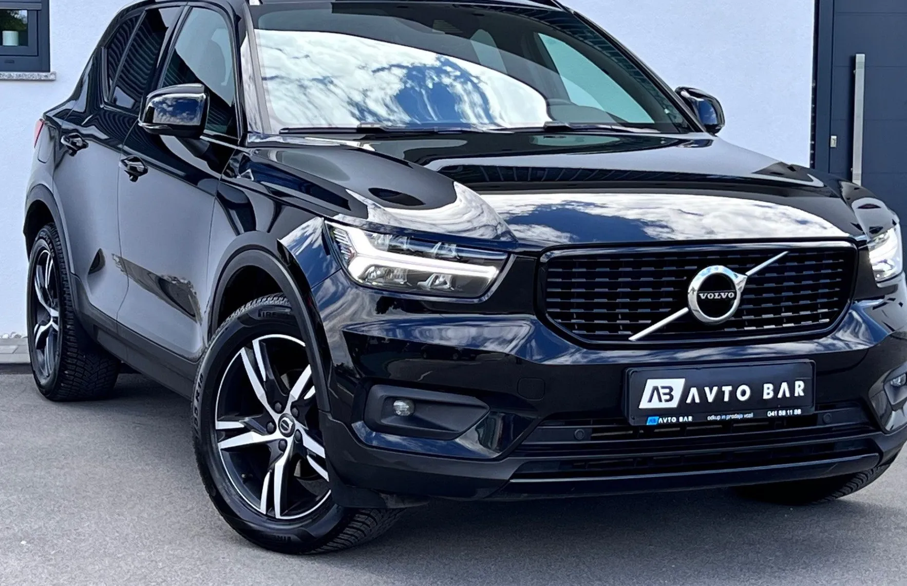 Zunanja slika - Volvo XC40 - T3 R-design+ALU+LED+HI-FI+KLJUKA - 1