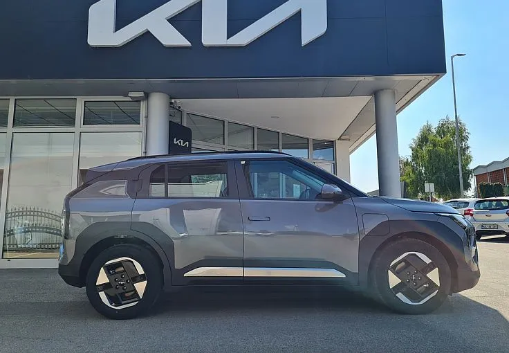 Zunanja slika - KIA EV3 - 58.3 kWh baterija. 150 kW  204 KM  Star - 4
