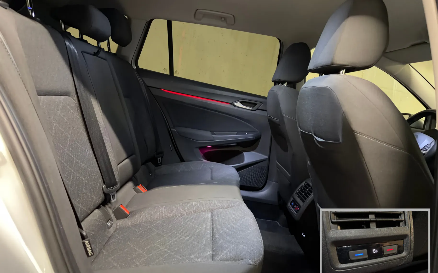 Notranja slika - Volkswagen Golf - Volkswagen  Variant 2.0 TDI VIRTUAL ACC AMBIENT LANE KEYLESS - 14