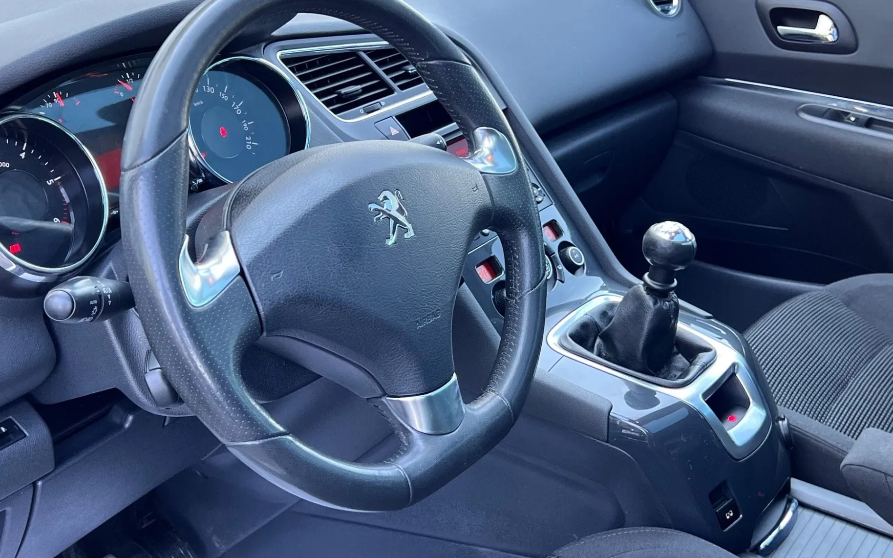 Notranja slika - Peugeot 5008 - 1.6 HDi Style+PANORAMA+ALU+LED+TEMP - 11