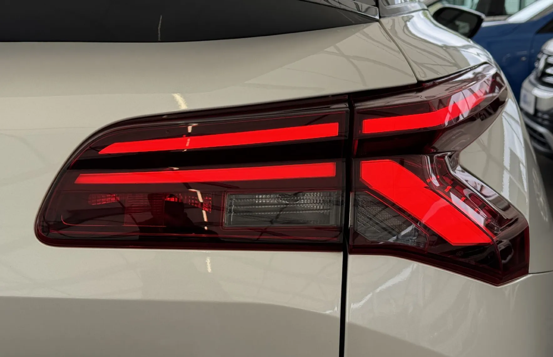 Zunanja slika - Citroën C5 X - Shine 1.6 AUT. SLO 1.Lastnik KAMERA-LED-USNJE - 6