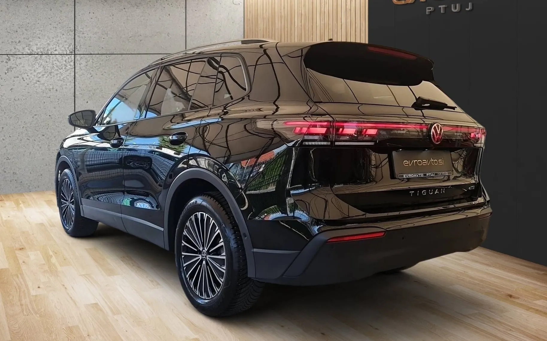 Notranja slika - Volkswagen Tiguan - 1.5 eTSI BMT Life DSG 1 Lastnik-Tov.garancija - 7
