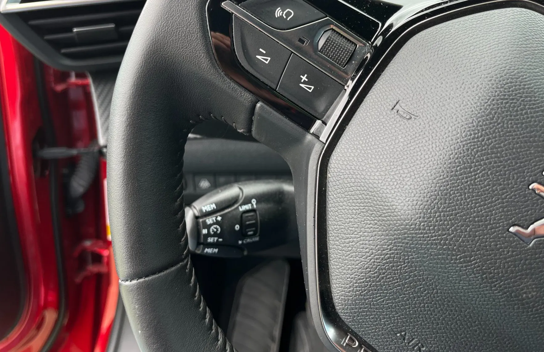 Zunanja slika - Peugeot 2008 - reTech 100 Allure Pack LED. 180° POGLED. NAVI. SLO - 13