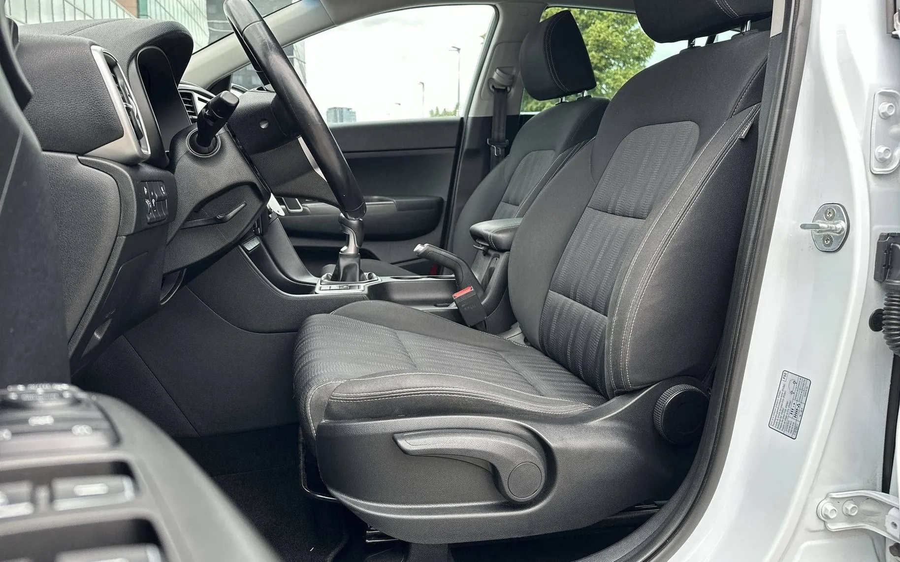 Notranja slika - KIA Sportage - 2WD 1.6 GDI LX Edition ISG - 10