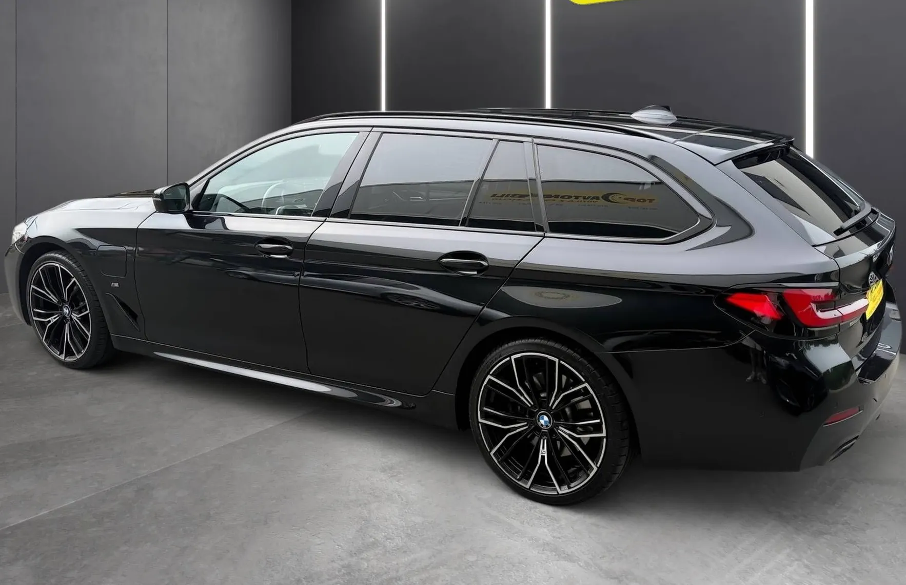 Zunanja slika - BMW Serija 5 - Touring: 520i M SPORT PAKET PANO USNJE NAVI KAMERA VIRTU - 5