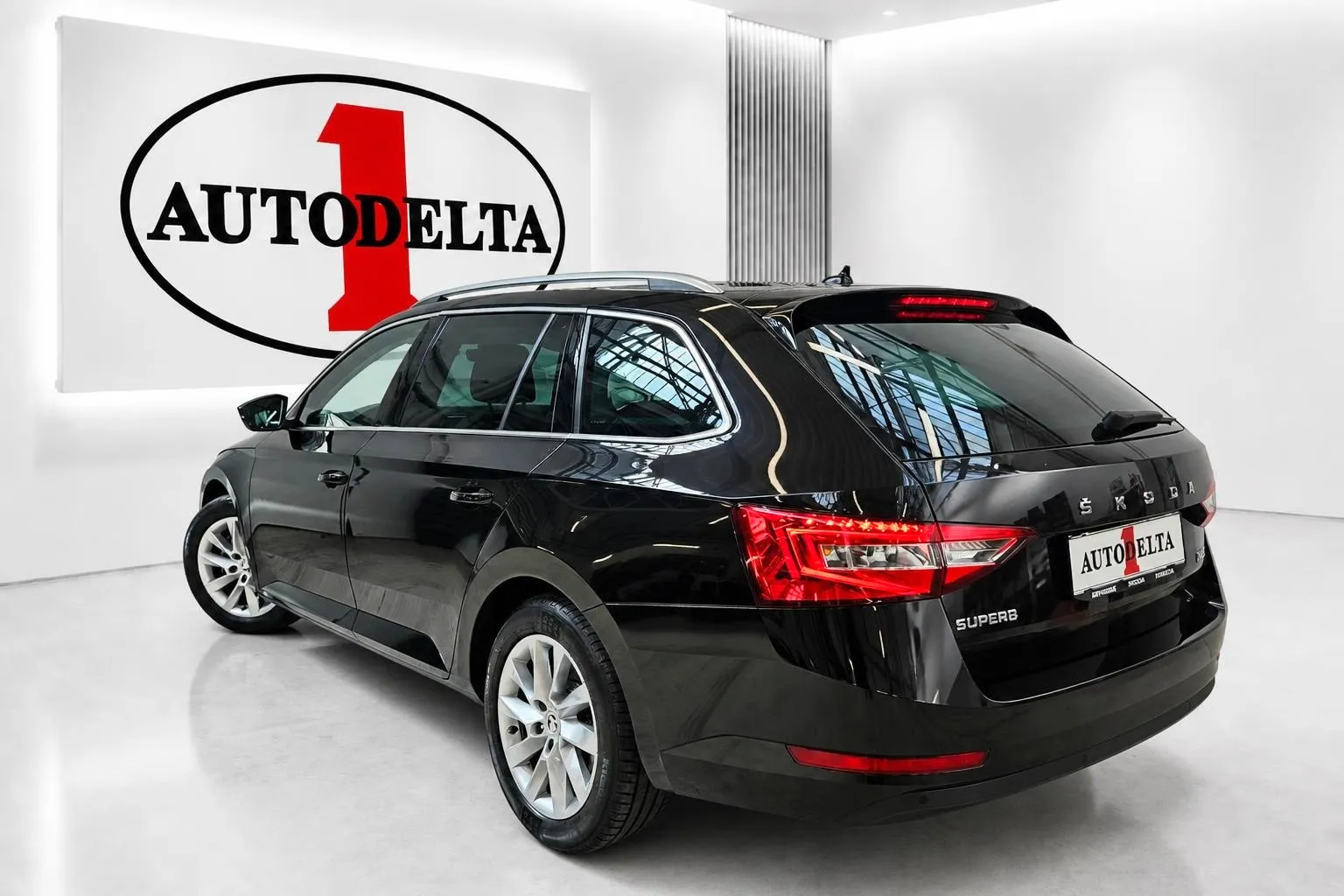 Zunanja slika - Škoda Superb - 2.0 TDI Ambition Combi DSG 110 kW - 4