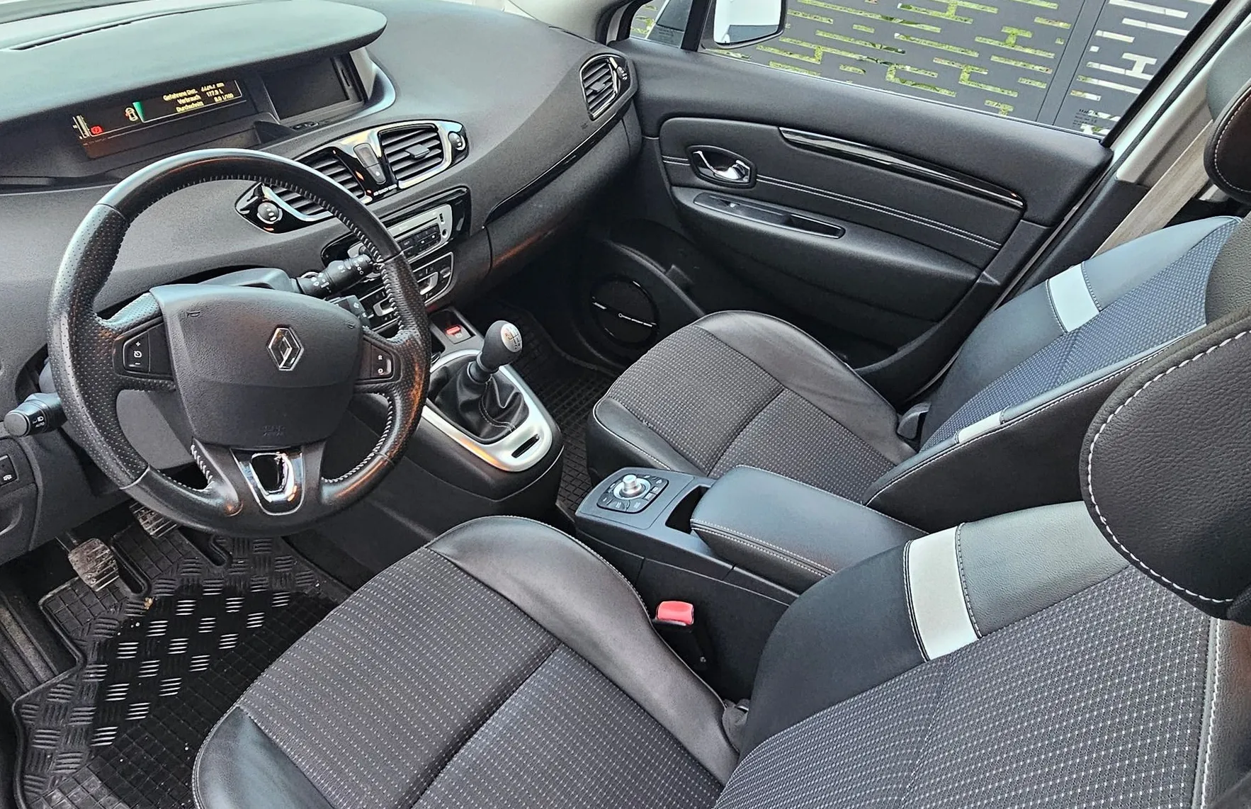 Zunanja slika - Renault Scénic - Scenic 1.2 16v-BOSSE-Le 159.000km-Odličen- Tempo.- - 3