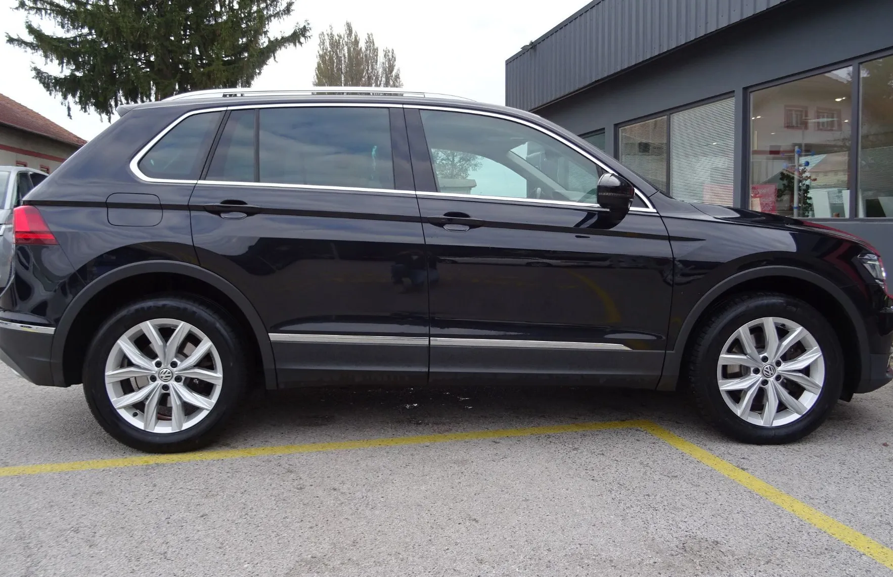 Zunanja slika - Volkswagen Tiguan - 2.0 TDI DSG 4MOT Highline 240KM - SLO - - 3