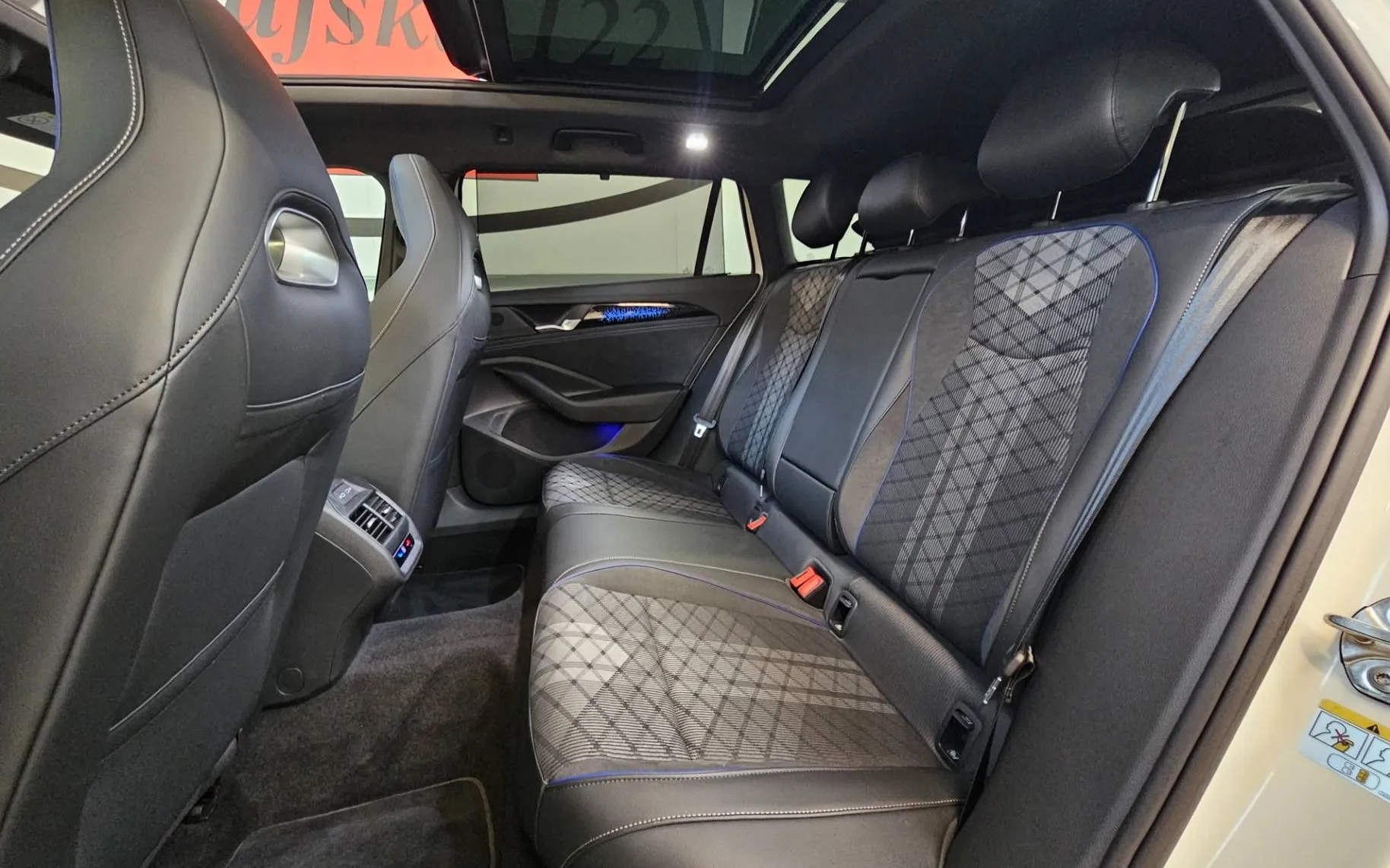 Notranja slika - Volkswagen Passat Variant - 2.0 TDI BMT 4Joy DSG - 9