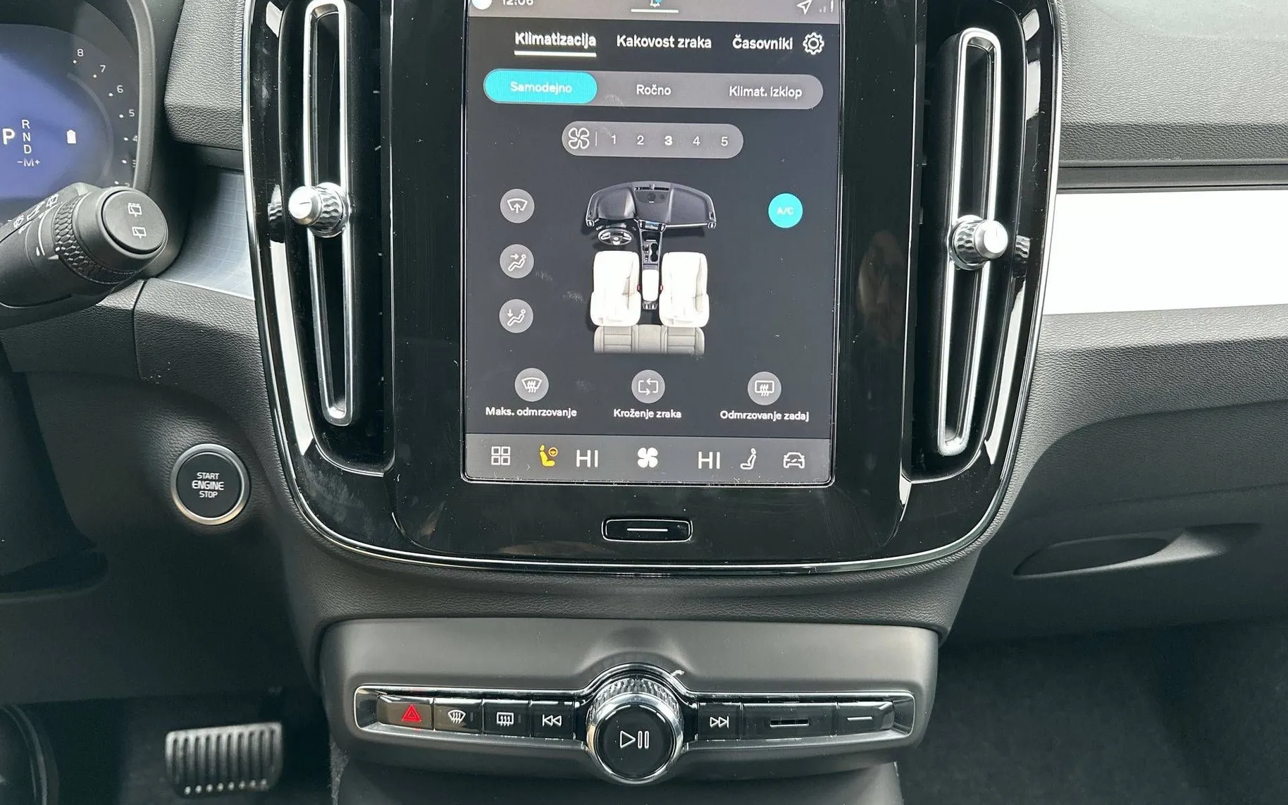 Notranja slika - Volvo XC40 - B3 P Plus Dark AT DCT ... - 30