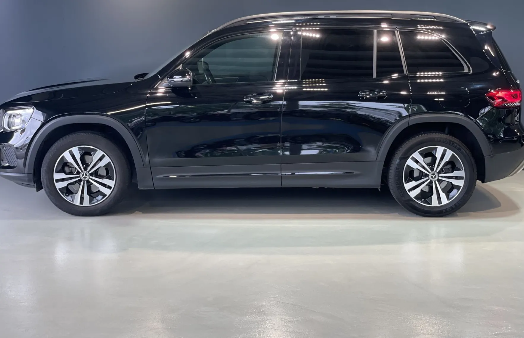 Zunanja slika - Mercedes-Benz GLB-Razred - NAVIGACIJA-TEMPOMAT-VIRTUAL-KAMERA-LED - 3