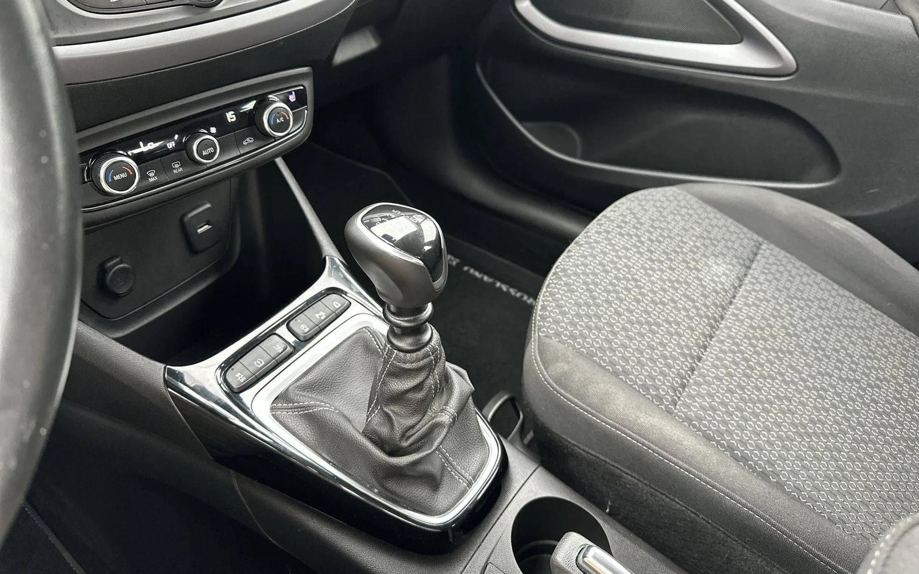 Notranja slika - Opel Crossland X - 1.2 Turbo ENJOY - 20