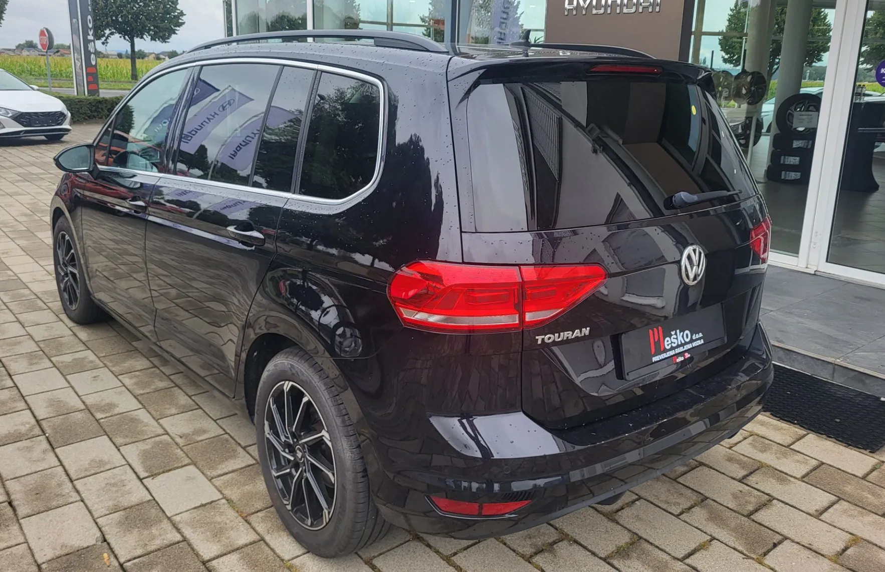 Zunanja slika - Volkswagen Touran - 2.0 TDI DSG 7 sedežni-acc-pdc-alu-radar - 4