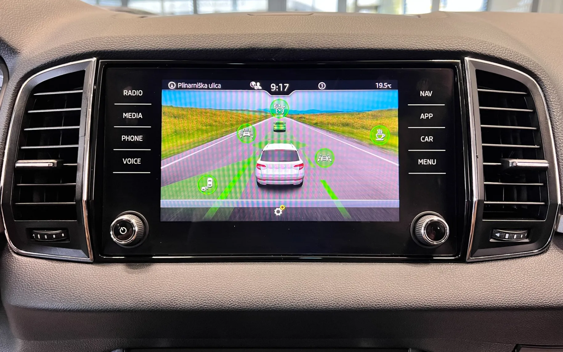 Zunanja slika - Škoda Karoq - 2.0 TDI-DSG-FRONT-ASSIST-ACC-KAM-KEYLESS-NAVI-PDC. - 16
