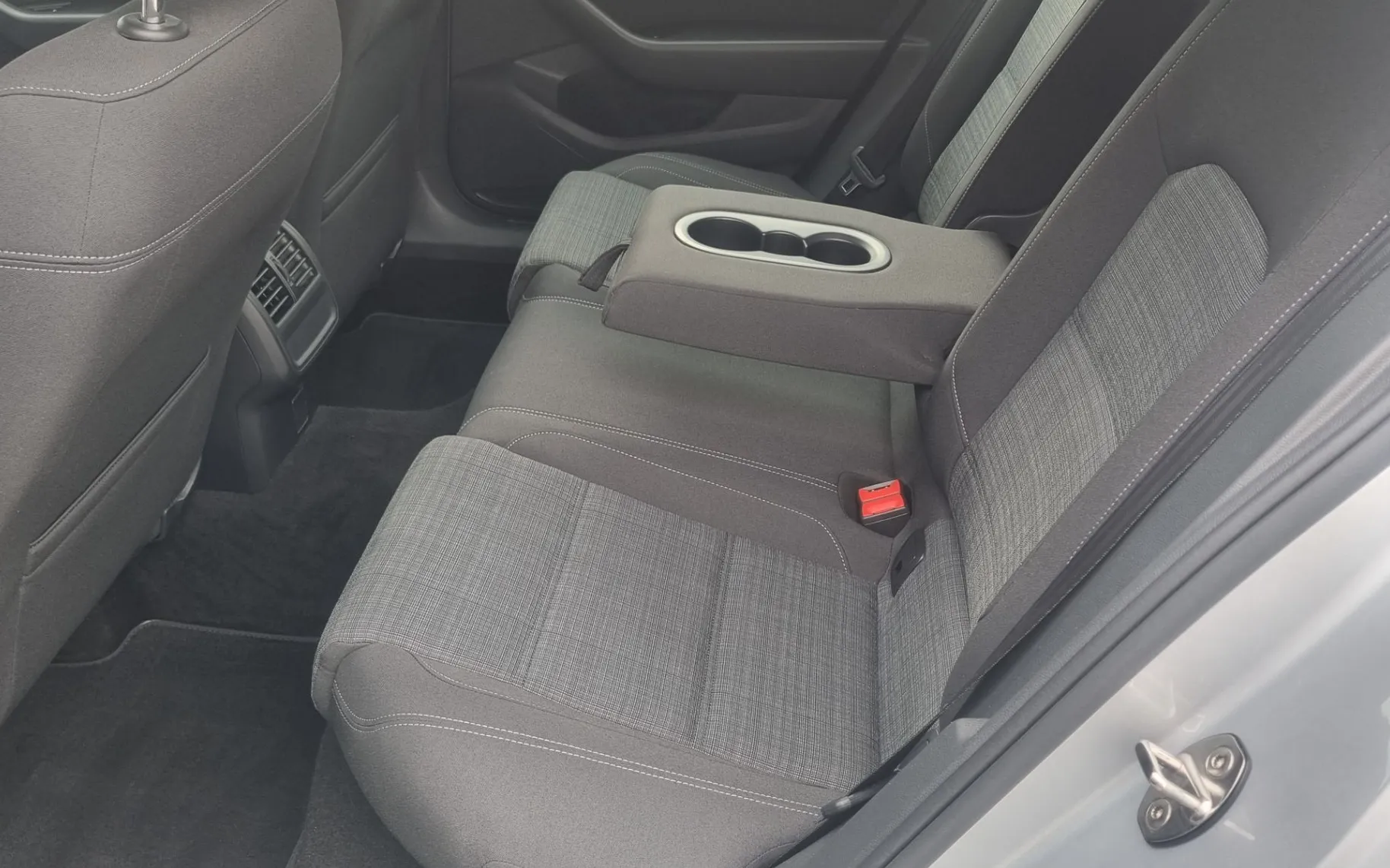 Zunanja slika - VW Passat - Variant 2.0 TDI BMT Business 110kW-DSG-LED-2XPDC-NAVI - 12