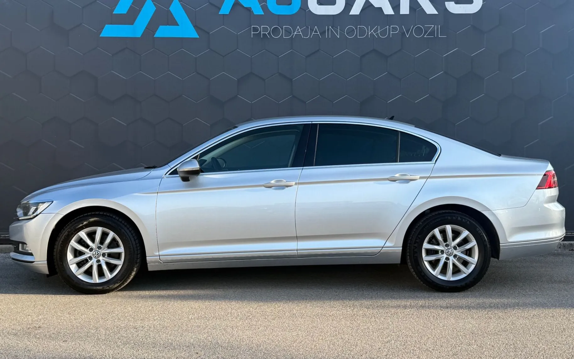 Zunanja slika - VW Passat - 2.0 TDI BMT Highline-Slovensko poreklo-Vel. serv.. - 4