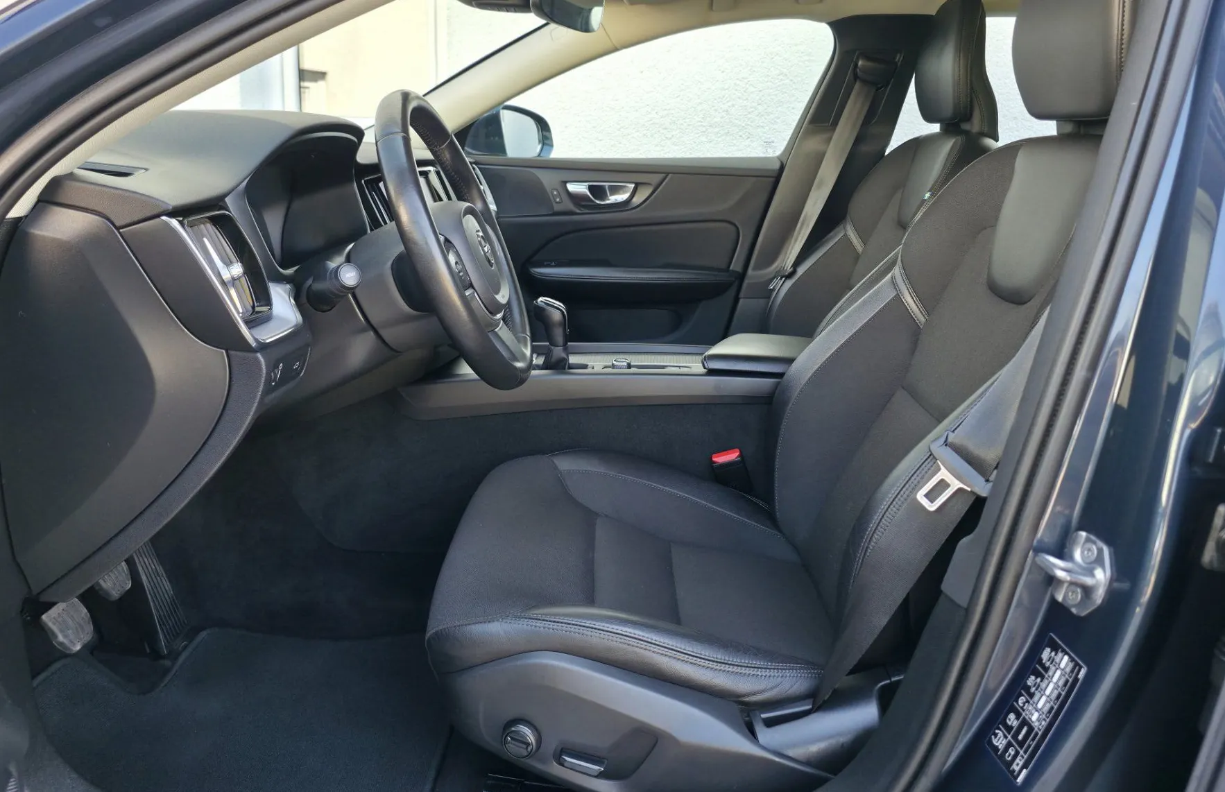 Zunanja slika - Volvo V60 - D3 Momentum FULLED•TEMP•LANE•NAV•KAMERA•2X-PDC•17C - 6