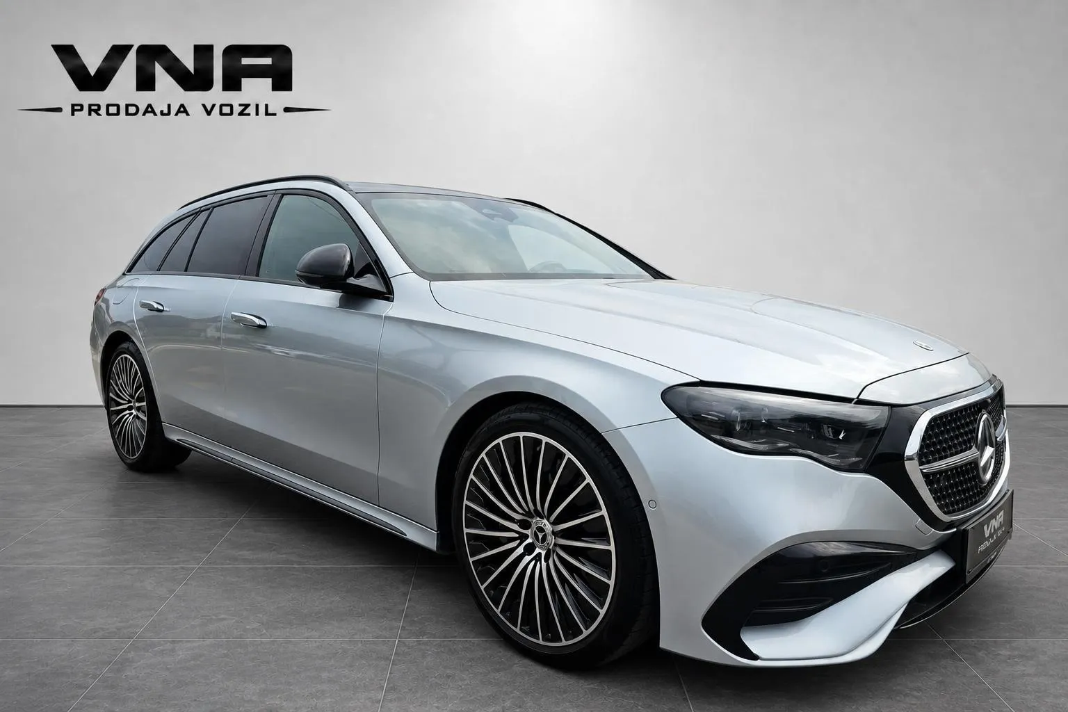 Zunanja slika - Mercedes-Benz E-Razred - E 220 d T AMG |VIRTUAL|PANORAMA|KLJUKA|KAMERA|TOP| - 3