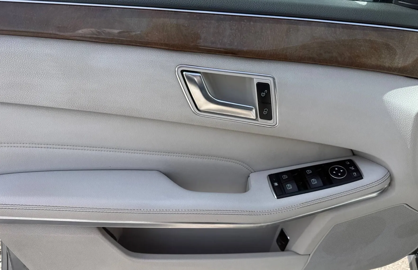 Zunanja slika - Mercedes-Benz E-Razred - E 220 CDI SLOVENSKI NAVIGACIJA TEMPOMAT PDC HI-FI - 10