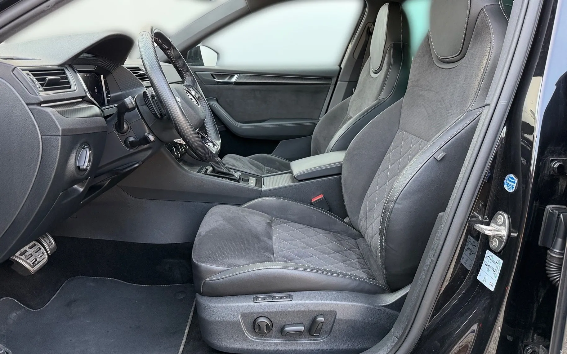 Notranja slika - Škoda Superb - 2.0 TDI Sportline Combi DSG 147kW-Matrix-Kamera... - 7