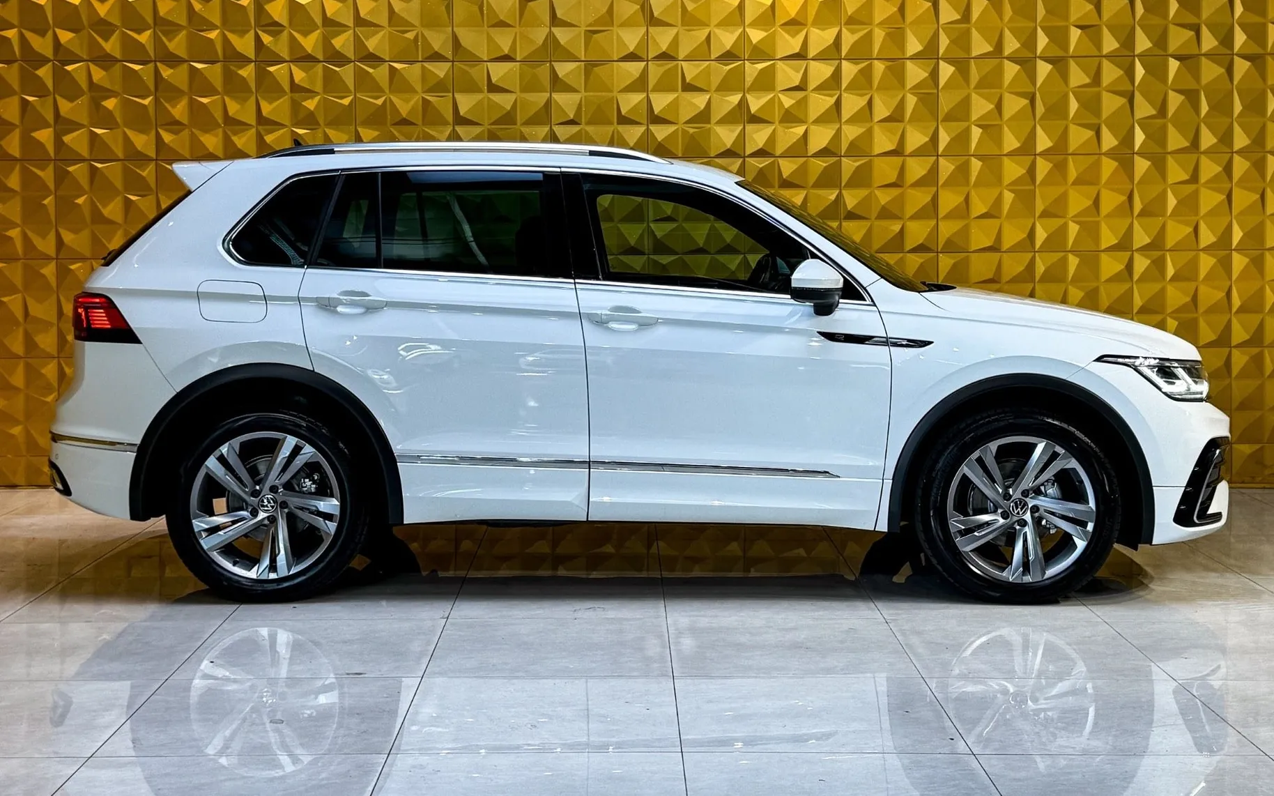 Notranja slika - Volkswagen Tiguan - 2.0 TDI 4MOT-R Line-iQ LED-HEADUP-VIRTUAL-KEYLESS - 10