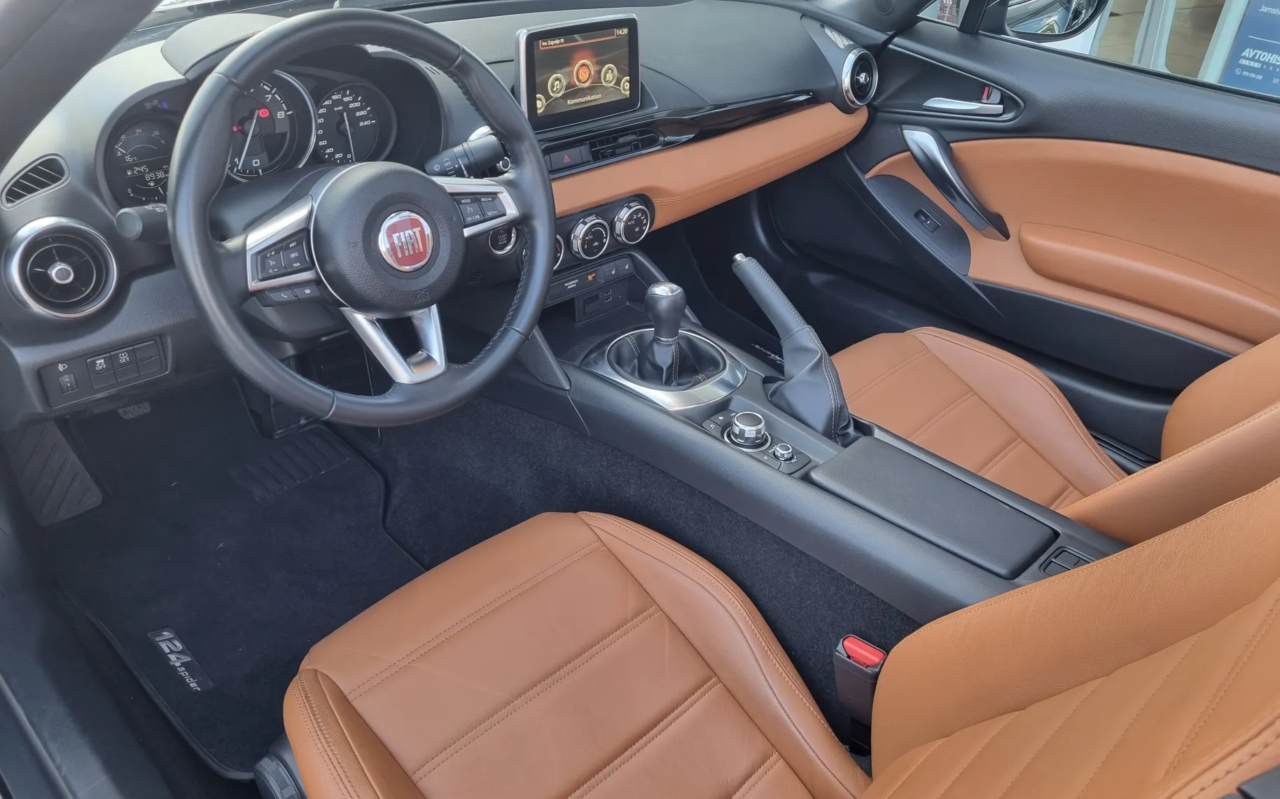 Zunanja slika - Fiat 124 - Spider 1.4 Multiair Turbo Lusso - KOT NOV - SAMO 8.938km - 10