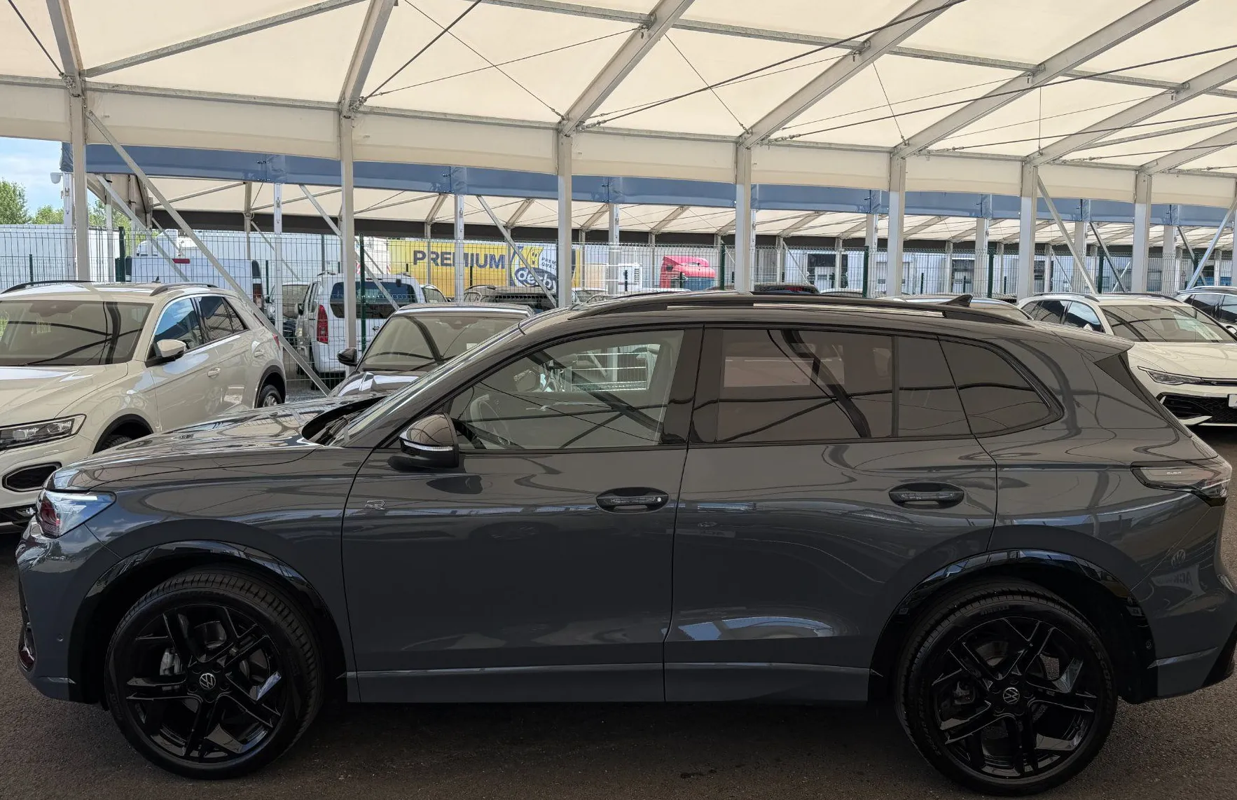 Zunanja slika - Volkswagen Tiguan - 4JOY 2.0TDI DSG SLO 1.Lastnik BLACK STYLE-PANORAMA - 3