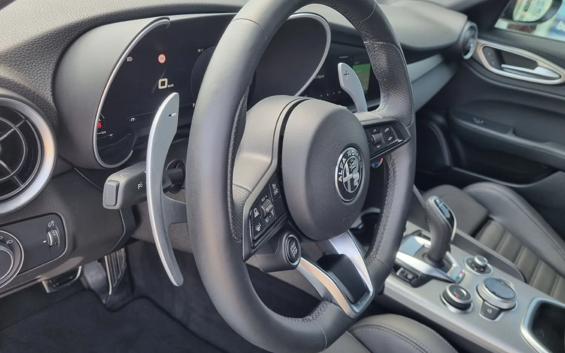Zunanja slika - Alfa Romeo Giulia - 2.0 Turbo 280 Q4 Veloce - KOT NOVO - SAMO 9.022KM - 12