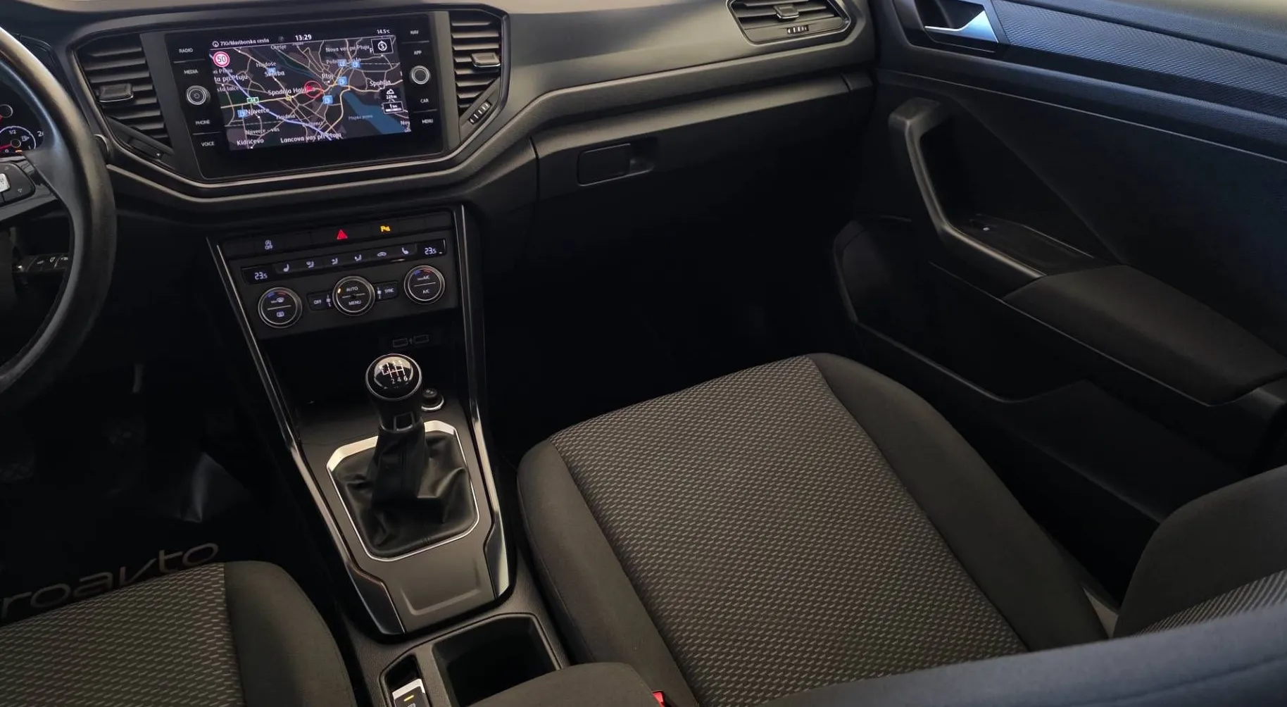 Notranja slika - Volkswagen T-Roc - 1.6 TDI BMT Style Dod.zimske gume na platiščih - 11