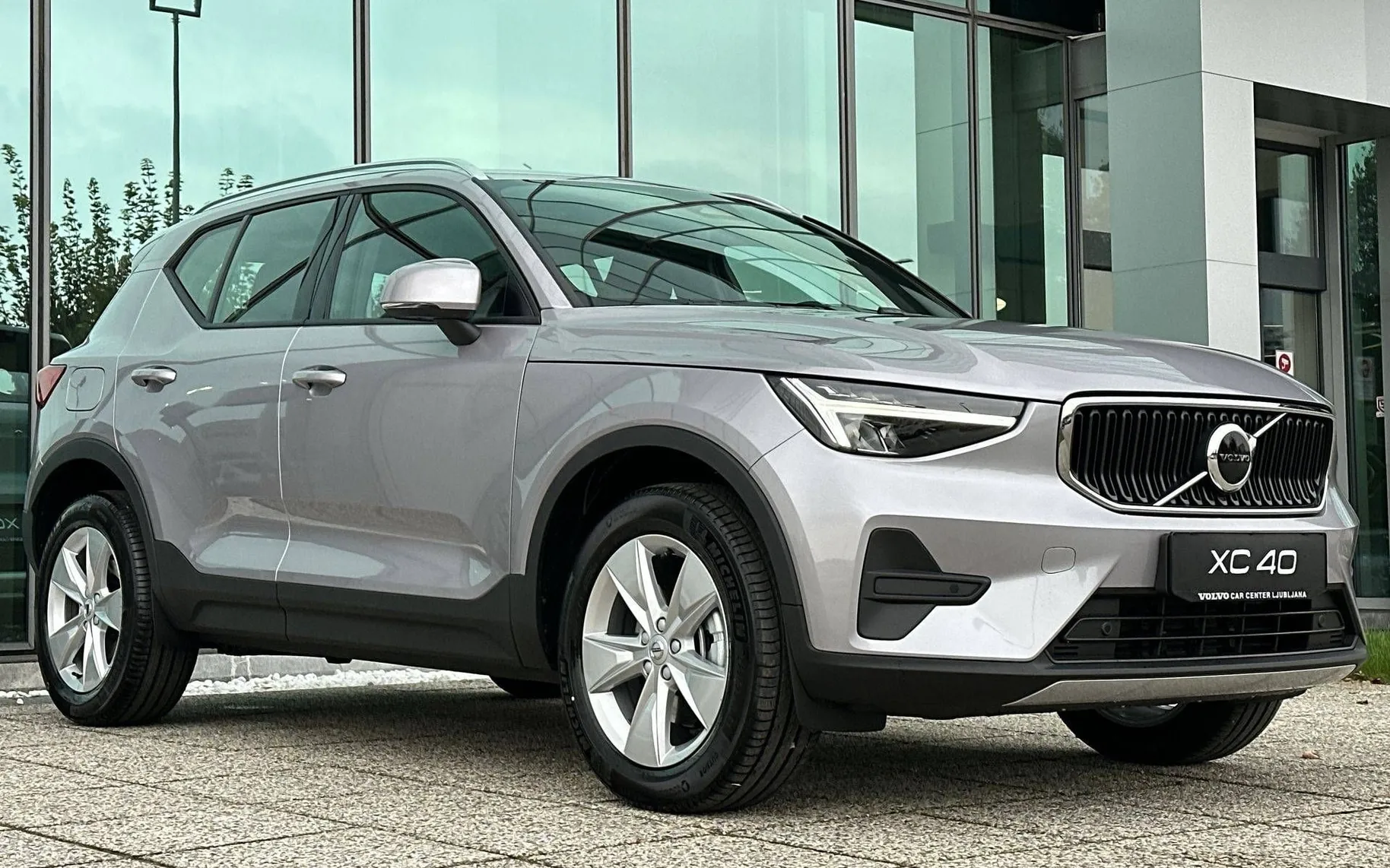 Zunanja slika - Volvo XC40 - B3 P Core AT DCT 3 leta garancije + 3 servisi... - 3