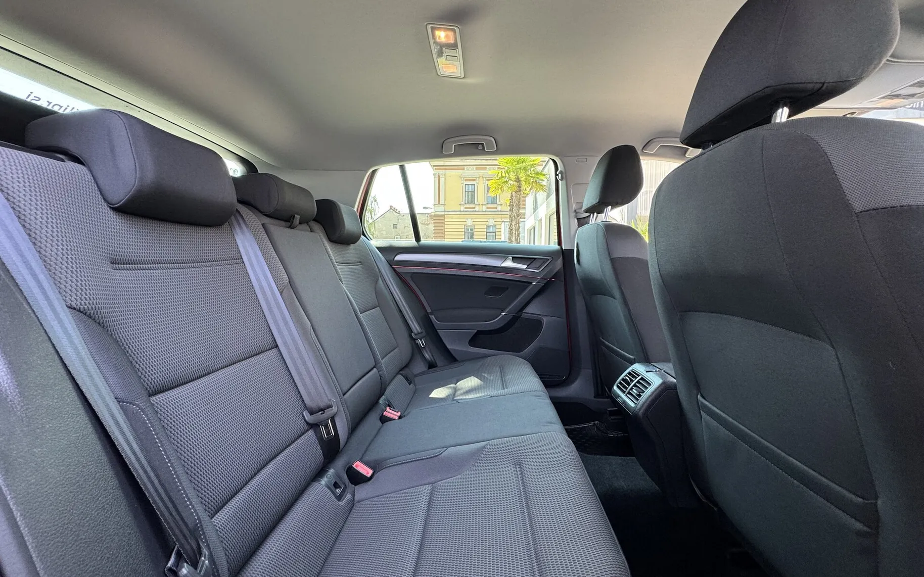 Zunanja slika - Volkswagen Golf - 1.4 TSI BMT COMFORTLINE SLO SAMO 36.760 km ODLIČEN - 13