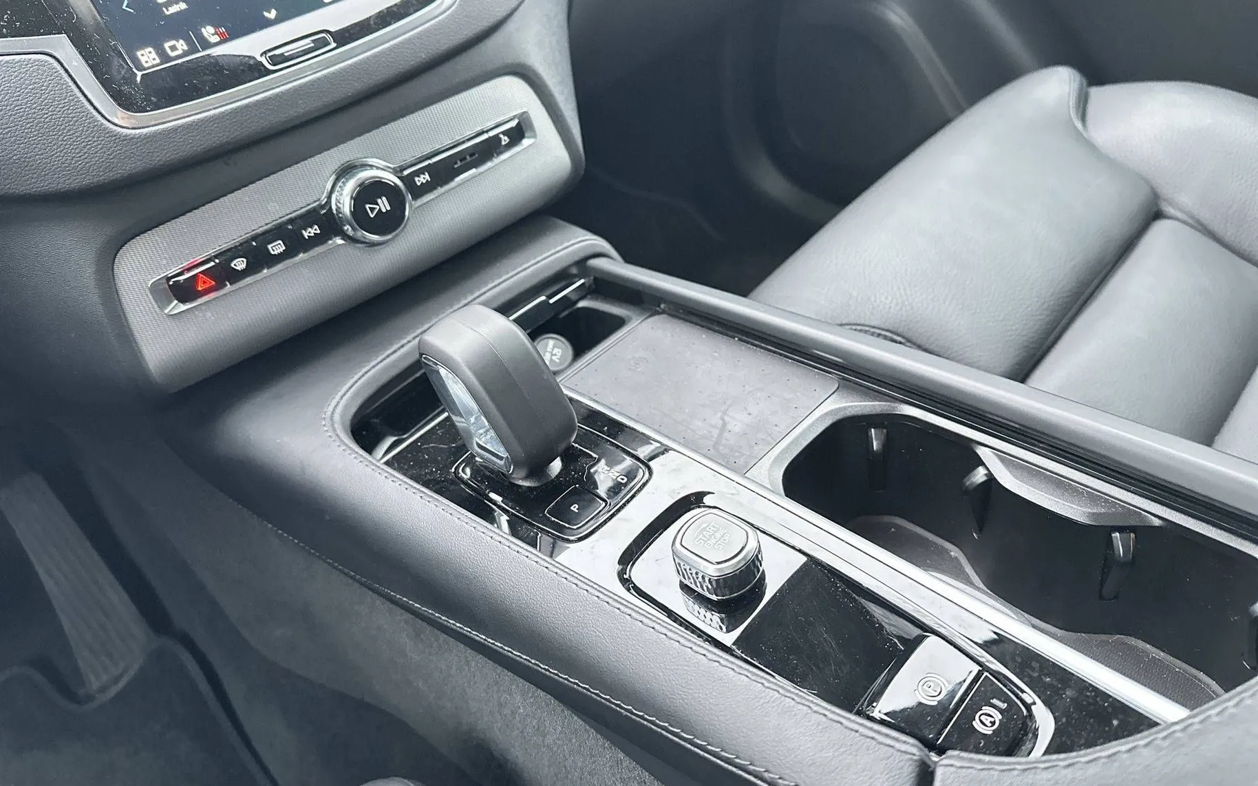 Notranja slika - Volvo XC90 - B5D AWD Plus Bright Avt. 7 sedežev PANO-KLJUKA... - 19