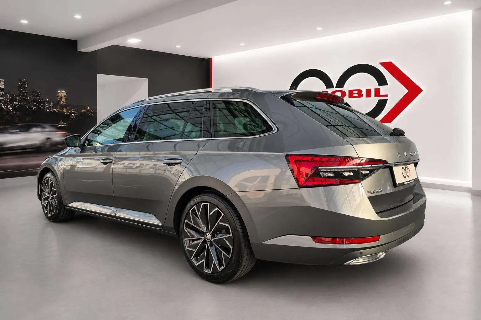 Notranja slika - Škoda Superb - Combi 2.0 TDI L K DSG - Matrix.pano.Canton.DCC.kam - 7