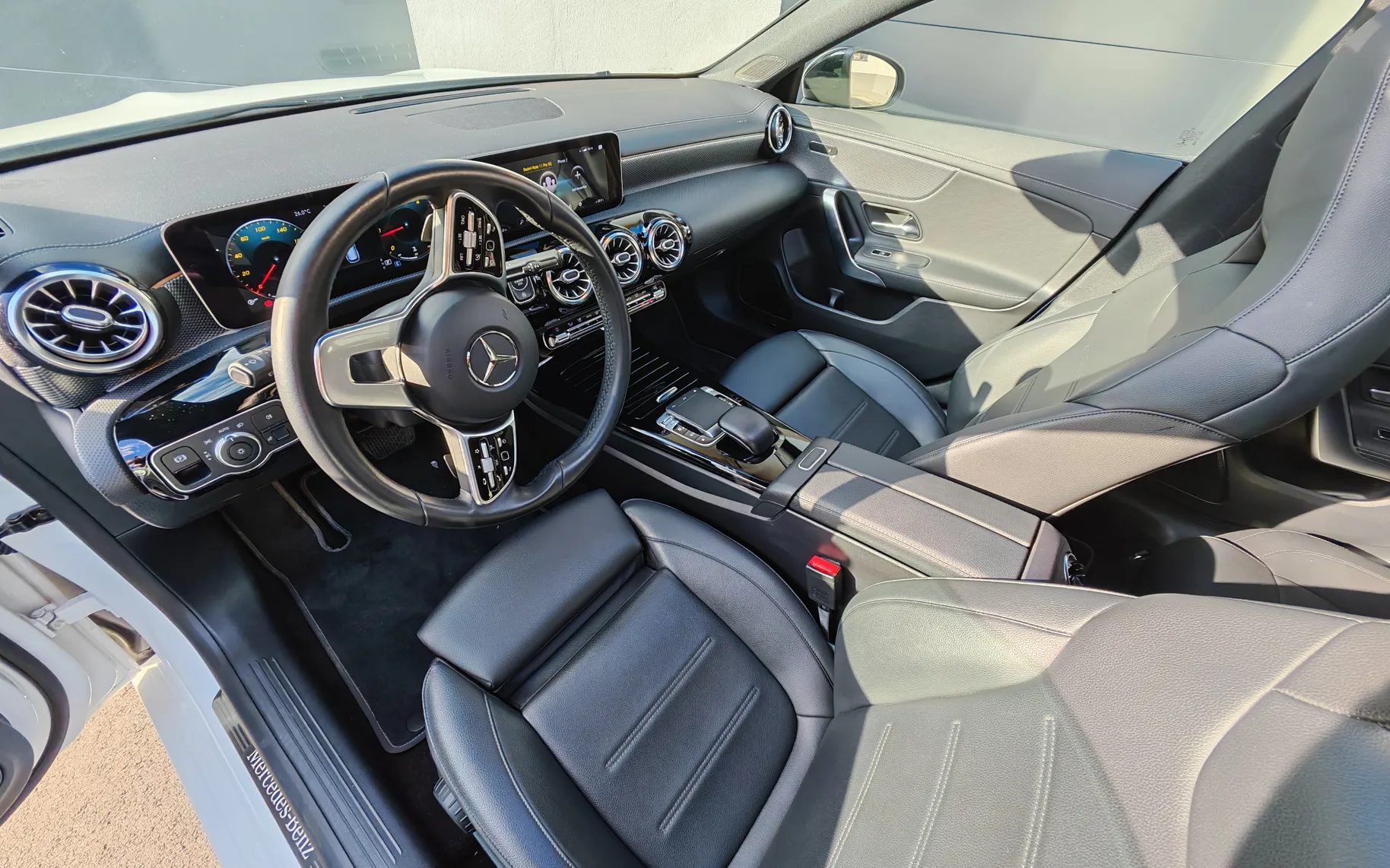 Notranja slika - Mercedes-Benz CLA-Razred - Shooting Brake 220 d 190hp Pano 360° Full Led - 9