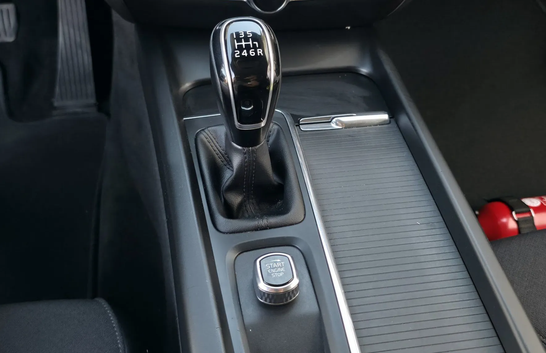 Zunanja slika - Volvo V60 - D3 Momentum FULLED•TEMP•LANE•NAV•KAMERA•2X-PDC•17C - 9
