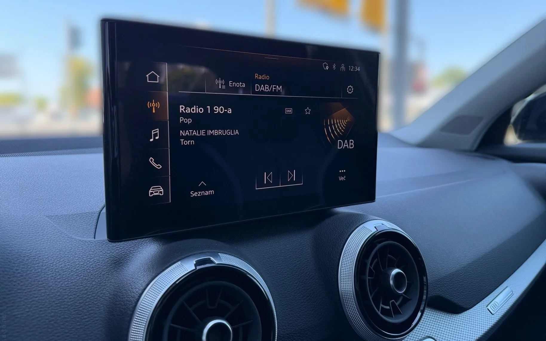 Notranja slika - Audi Q2 - 30 TFSI Advanced - 9
