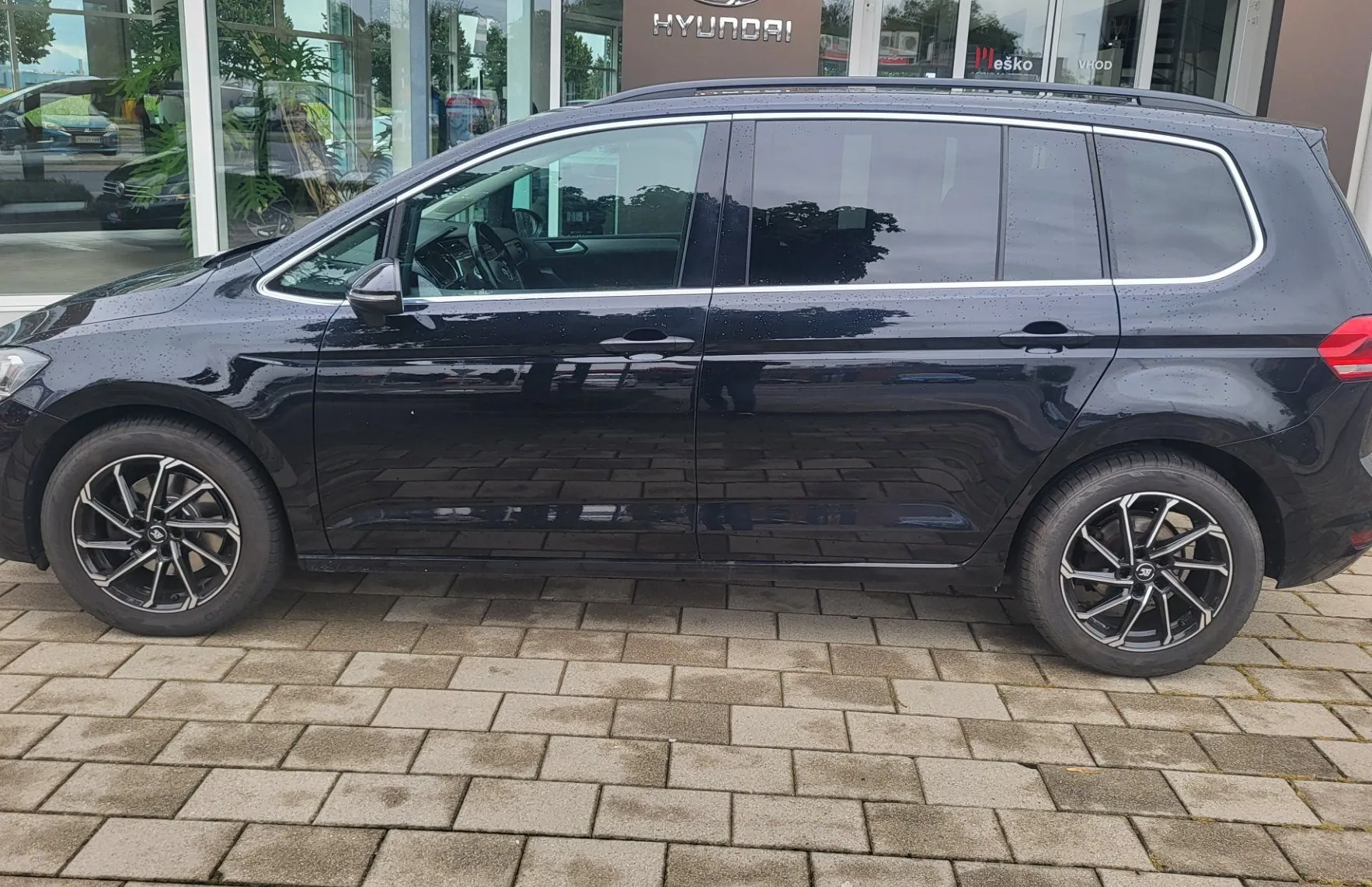 Zunanja slika - Volkswagen Touran - 2.0 TDI DSG 7 sedežni-acc-pdc-alu-radar - 3