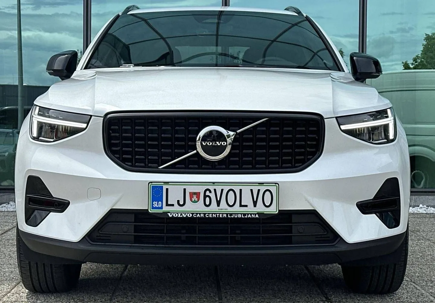 Zunanja slika - Volvo XC40 - B3P Plus Dark Avt. - 2