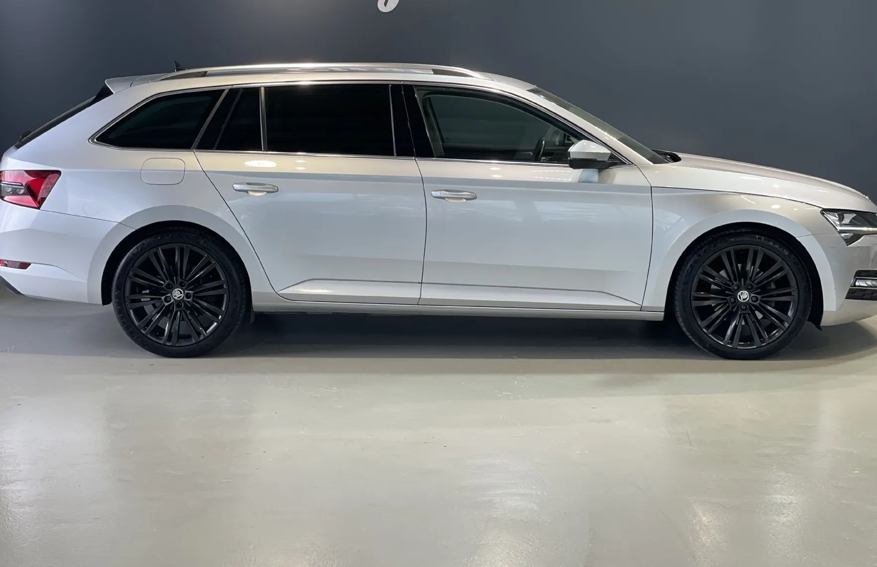 Zunanja slika - Škoda Superb - SLO-NAVIGACIJA-VIRTUAL-MEMORY-RADAR-ALU19-KAMERA - 4