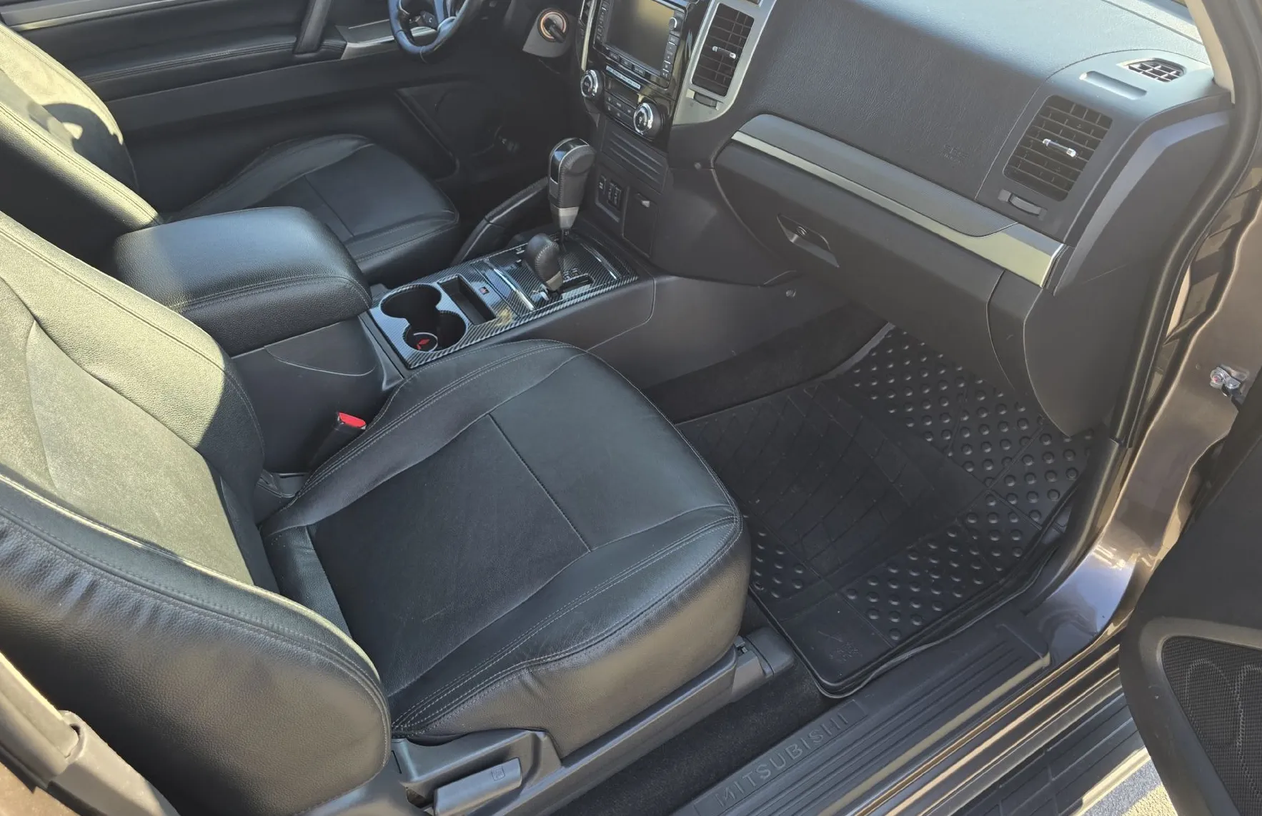 Zunanja slika - Mitsubishi Pajero - 3.2 DI-D A T 3 VRATA ODLIČEN - 18