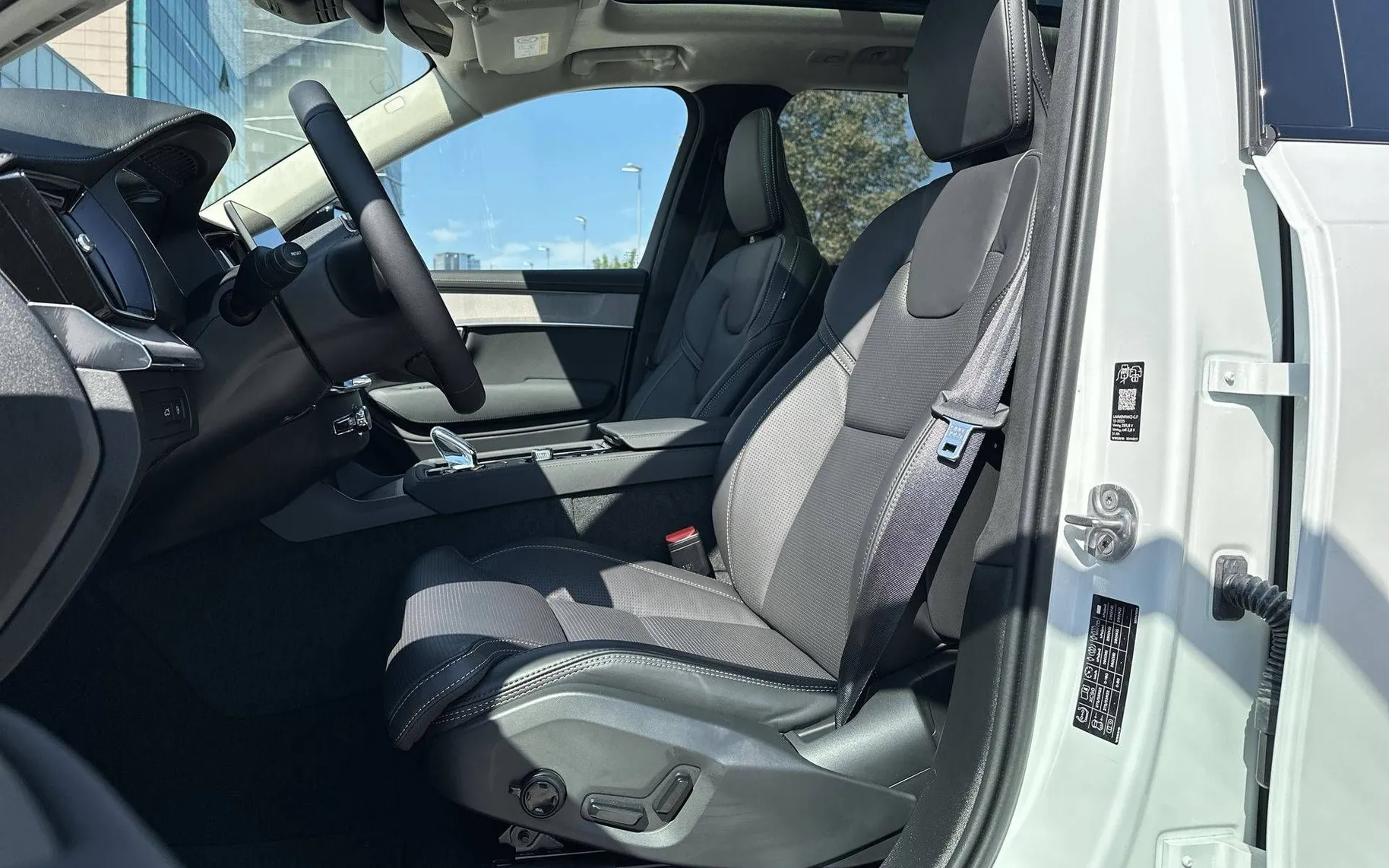 Notranja slika - Volvo XC90 - T8 AWD PLUG-IN HYBRID ULTRA DARK – 7 SEDEŽEV - 10